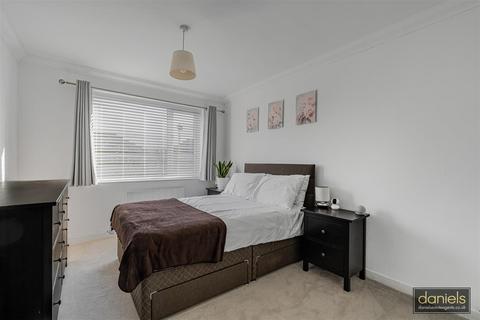 2 bedroom flat for sale, Hodder Drive, Perivale, Greenford