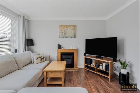 2 bedroom flat for sale, Hodder Drive, Perivale, Greenford
