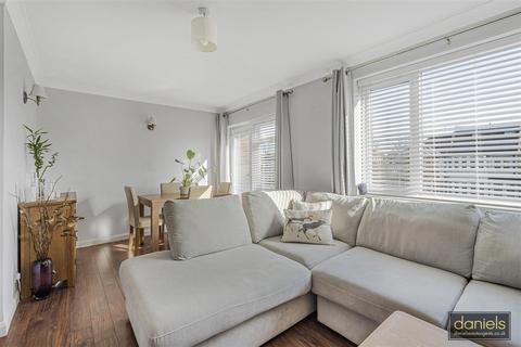 2 bedroom flat for sale, Hodder Drive, Perivale, Greenford