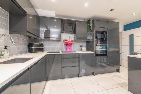 3 bedroom semi-detached house for sale, Thirlmere Avenue, Elland