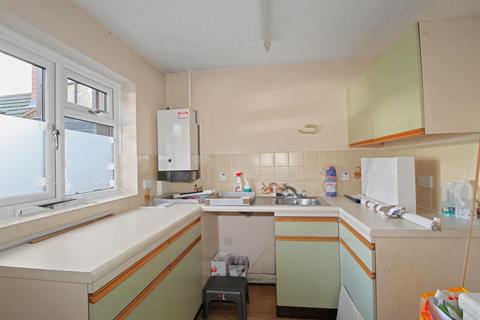 1 bedroom flat for sale, Station Avenue, Walton-on-Thames KT12