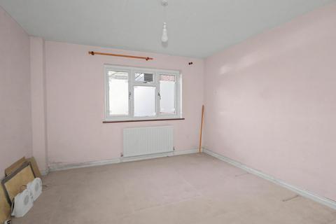 1 bedroom flat for sale, Station Avenue, Walton-on-Thames KT12