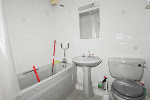 1 bedroom flat for sale, Station Avenue, Walton-on-Thames KT12