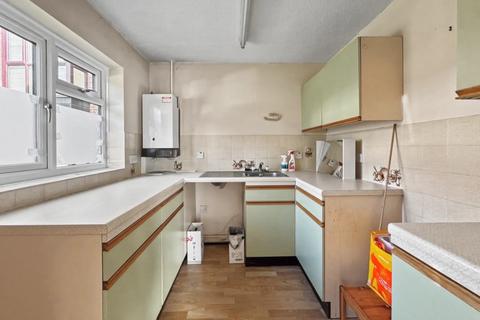 1 bedroom flat for sale, Station Avenue, Walton-on-Thames KT12