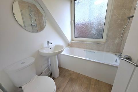 3 bedroom semi-detached house to rent, Ridgeway, Killay, Swansea, City And County of Swansea.