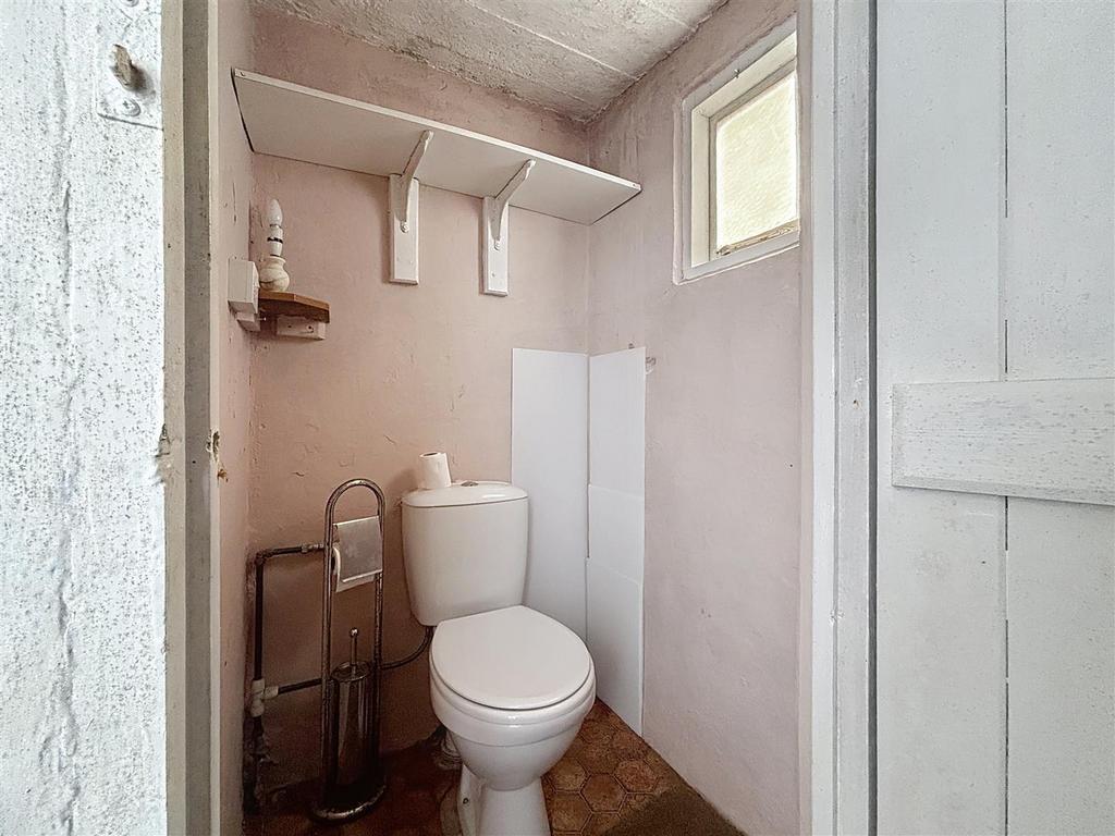 Cloakroom (WC)