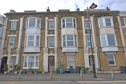2 bedroom flat to rent, St Thomas Street, Ryde, Ryde