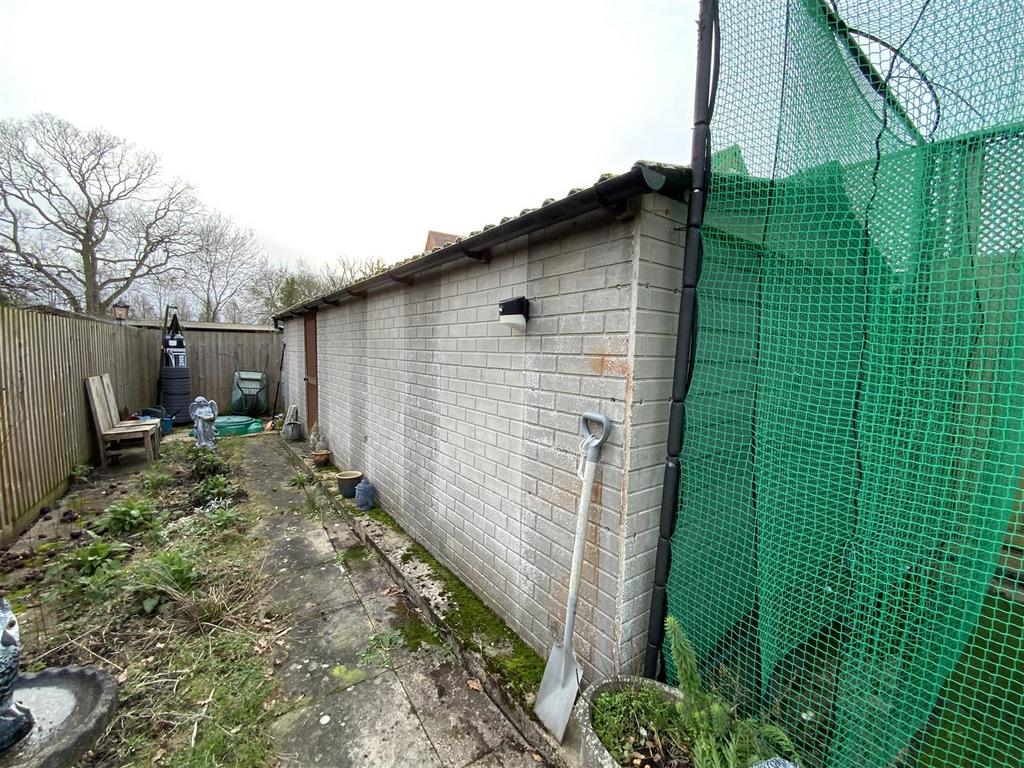 Garage/ Outbuilding