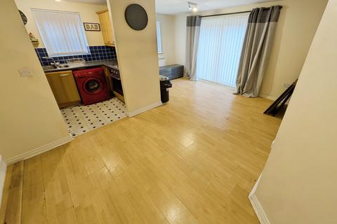 2 bedroom apartment to rent, Sannders Crescent, Tipton