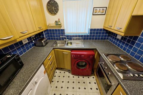 2 bedroom apartment to rent, Sannders Crescent, Tipton