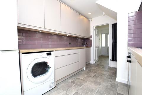 3 bedroom house to rent, Berkeley Close, Hornchurch, RM11