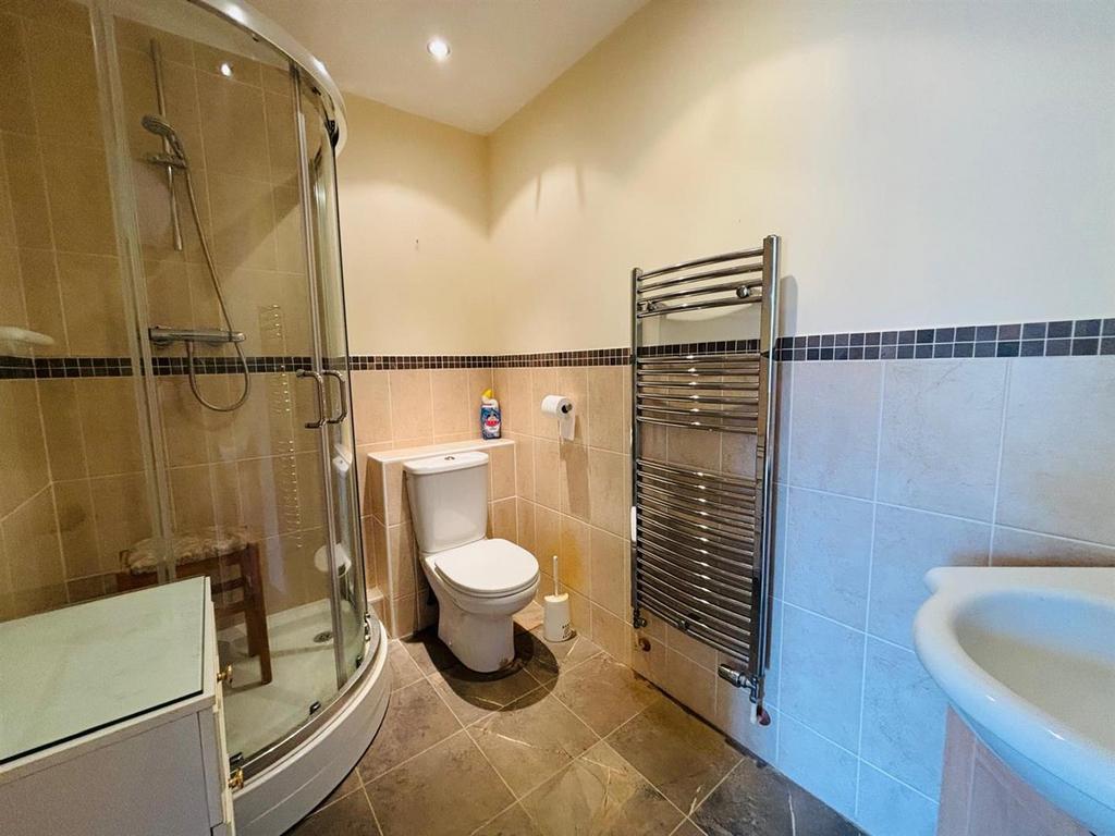 En-suite Shower Room / WC: