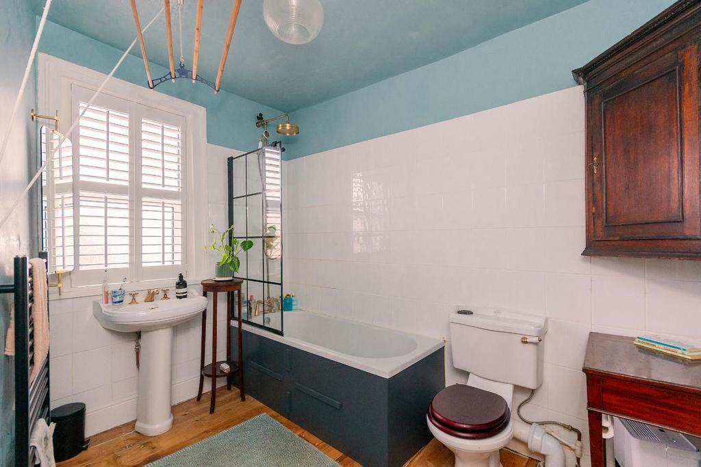 1 B7 RSG - Bathroom B.jpg