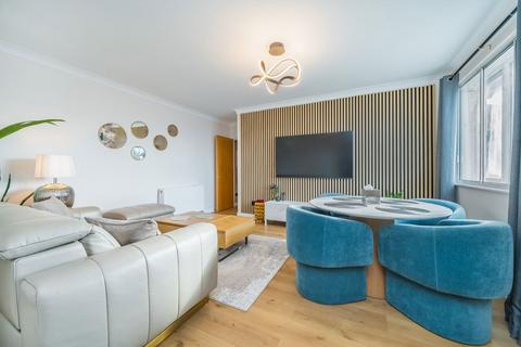 2 bedroom flat for sale, Hanworth Road, Hounslow TW3