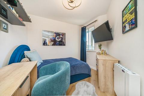 2 bedroom flat for sale, Hanworth Road, Hounslow TW3