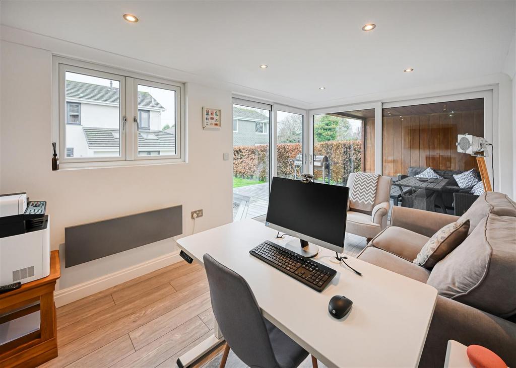 19 Hall Close-03.jpg
