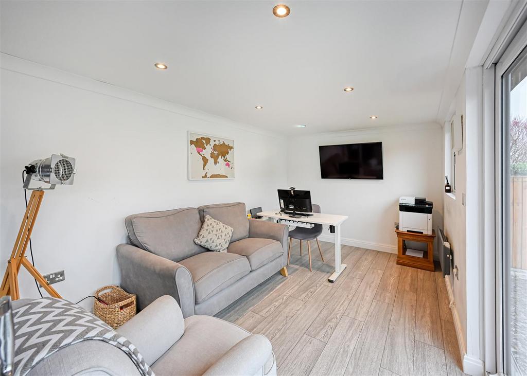 19 Hall Close-02.jpg