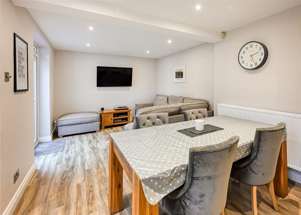 19 Hall Close-11.jpg