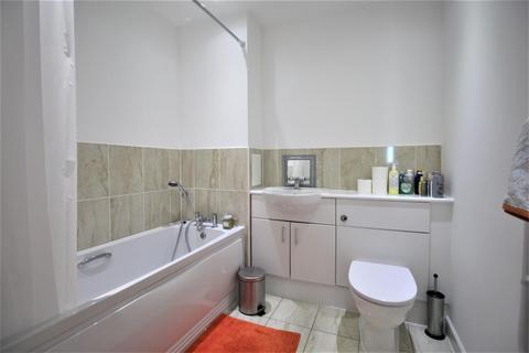 2 bedroom apartment to rent, Cardinal Place, Woking GU22