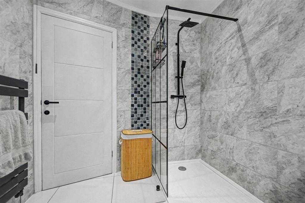 Bathroom 2.jpeg