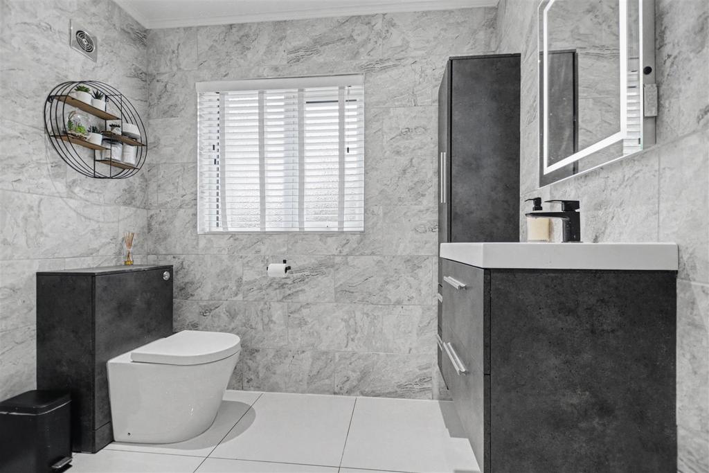 Bathroom 1.jpeg