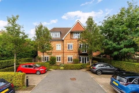 2 bedroom apartment for sale, Between Streets, Cobham