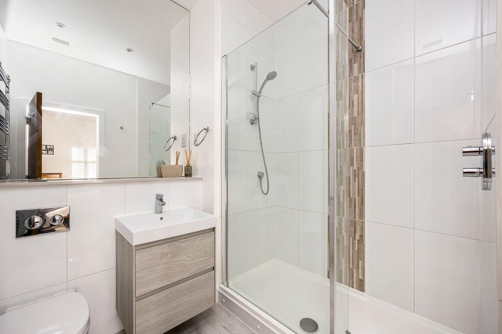 En suite to principle bedroom