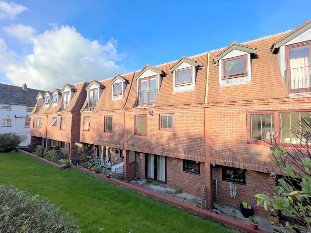 2 Bed Unfurnished Flat