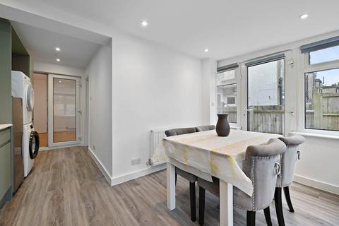 2 bedroom flat for sale, Connell Crescent, London W5