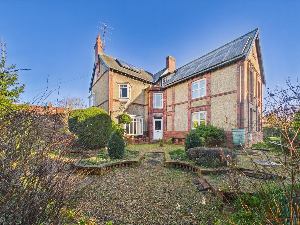 7 Bedroom Detached House- For Sale