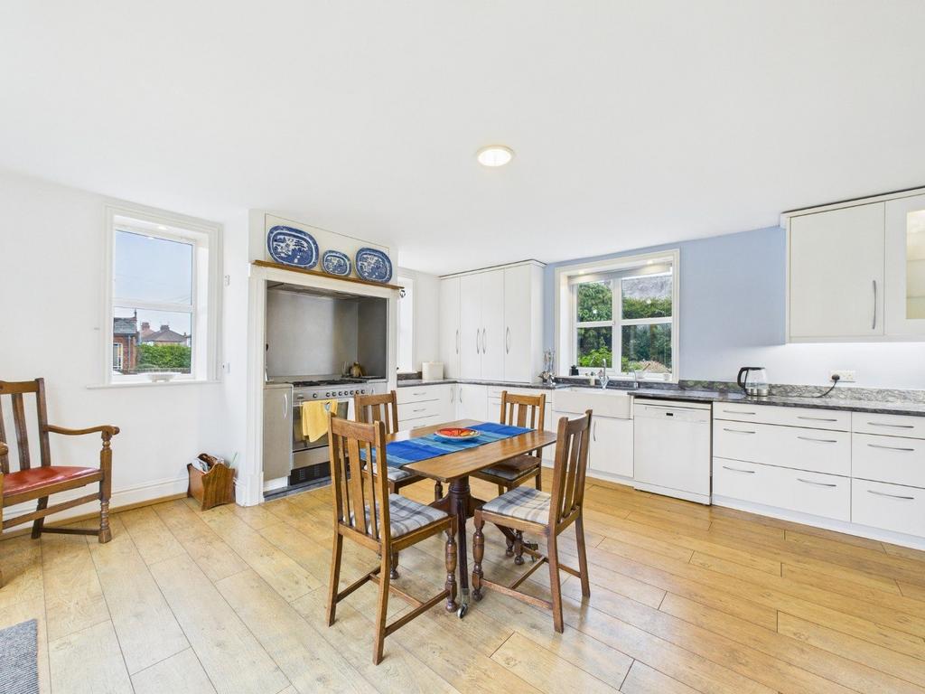 Kitchen/Breakfast Area