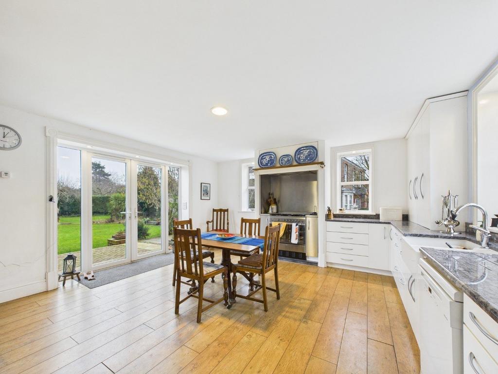 Kitchen/Breakfast Area