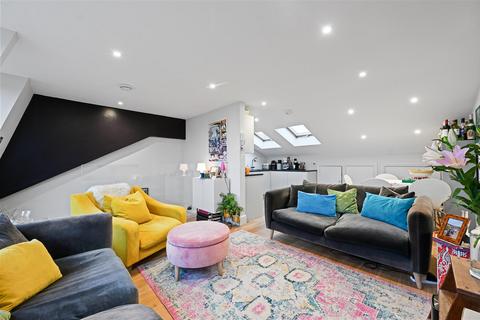 3 bedroom flat for sale, Aynhoe Road, London W14