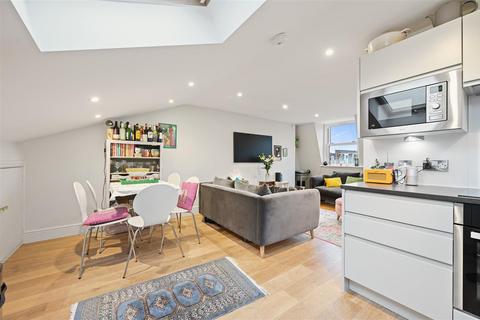 3 bedroom flat for sale, Aynhoe Road, London W14