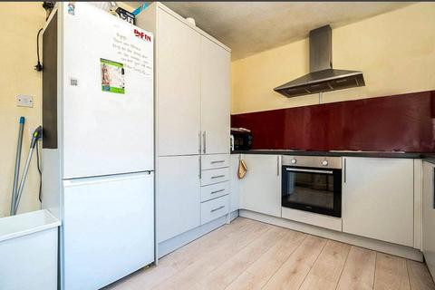 1 bedroom in a house share to rent, May Terrace, Devon PL4