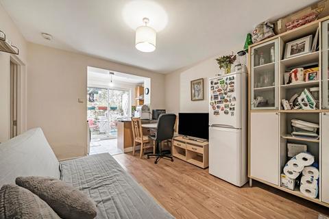 2 bedroom flat for sale, Alfred Road, London W3
