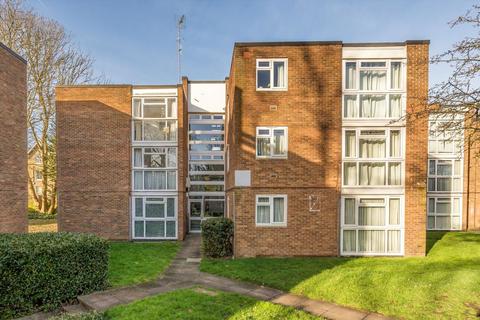 Alexander Close, Twickenham TW2