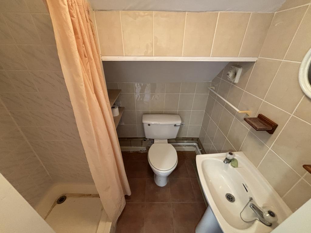 En suite to bedroom 1