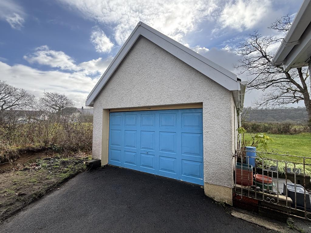 Detached garage