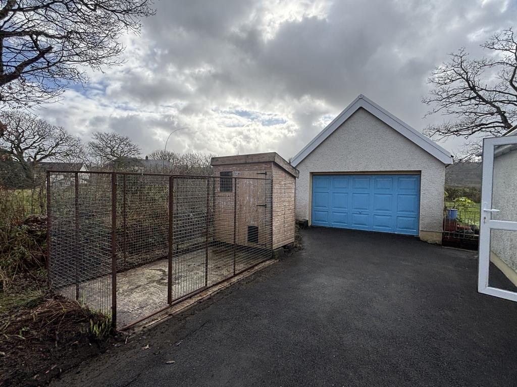 Dog kennel and run