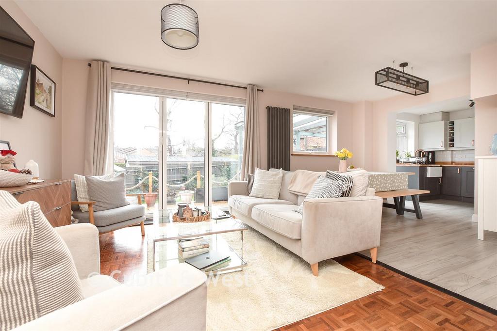 Lounge/Dining Area