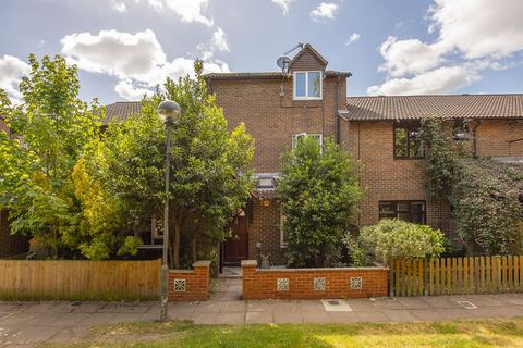 5 bedroom terraced house to rent, Starling Walk Hampton TW12