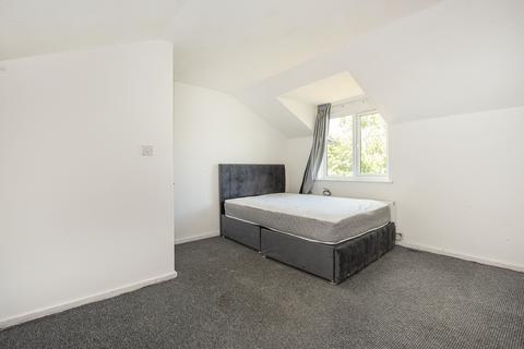 5 bedroom terraced house to rent, Starling Walk Hampton TW12