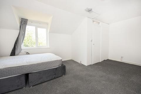 5 bedroom terraced house to rent, Starling Walk Hampton TW12