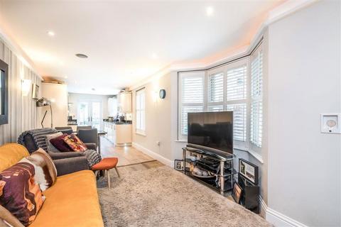 2 bedroom flat for sale, Lynette Avenue, London SW4