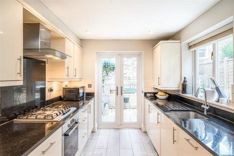 2 bedroom flat for sale, Lynette Avenue, London SW4