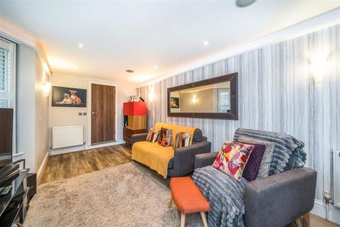 2 bedroom flat for sale, Lynette Avenue, London SW4