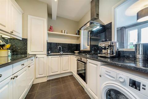 2 bedroom flat for sale, Hampton Road, Teddington TW11