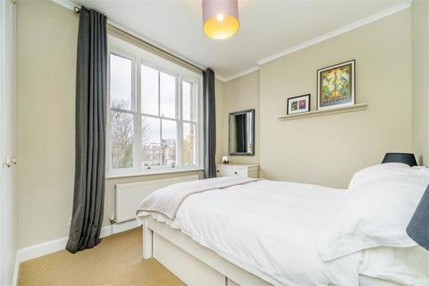2 bedroom flat for sale, Hampton Road, Teddington TW11