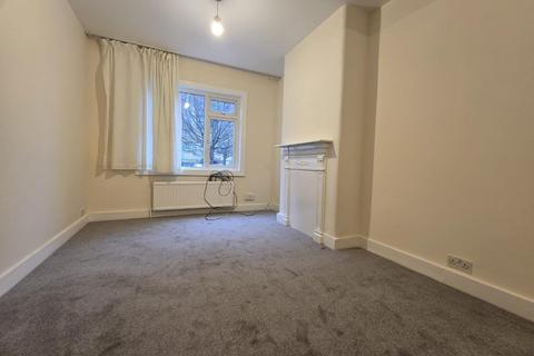 3 bedroom detached house to rent, Hale Gardens, London N17